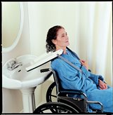 Vaschetta lava testa a scivolo per anziani e disabili in sedia a rotelle